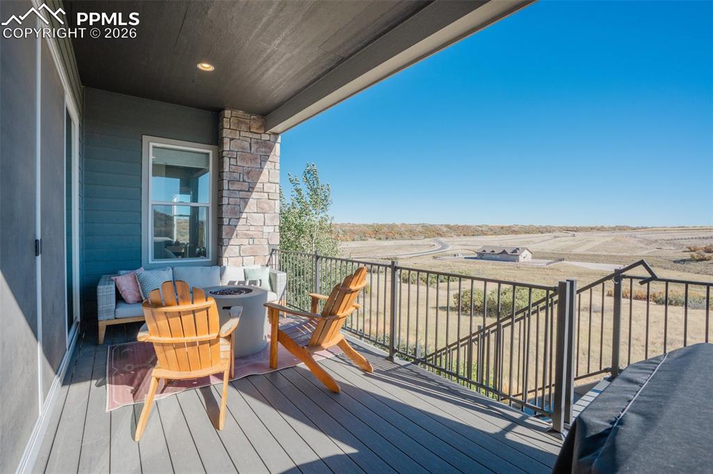 Image 35 of 50: Deck