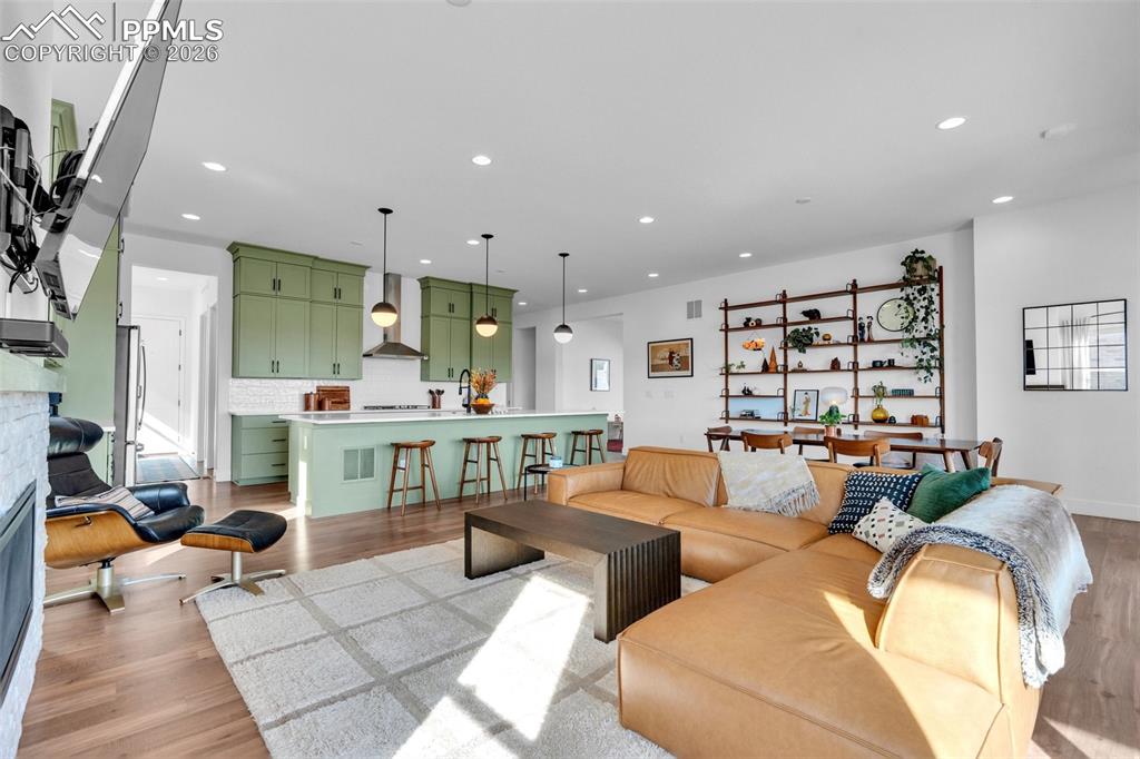 Image 4 of 50: Living Room