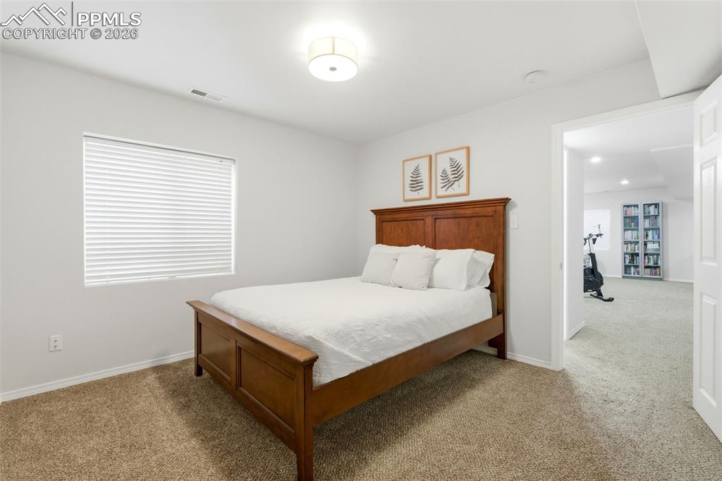 Image 35 of 50: Bedroom