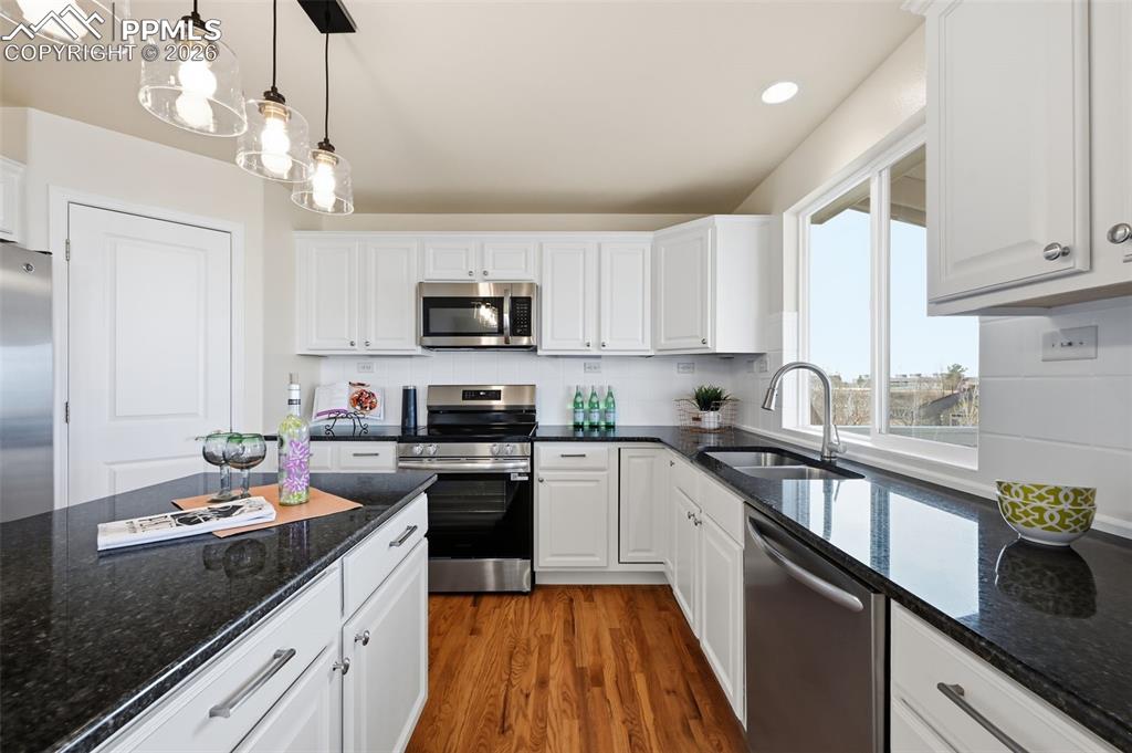 Image 19 of 48: Kitchen