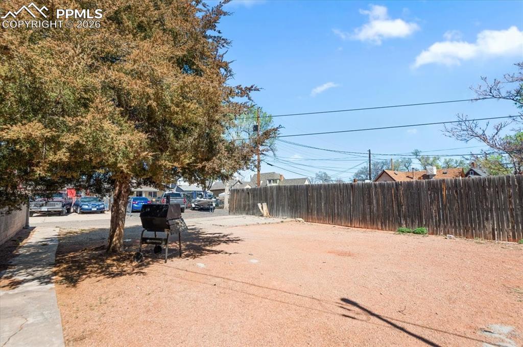 Image 14 of 21: Yard