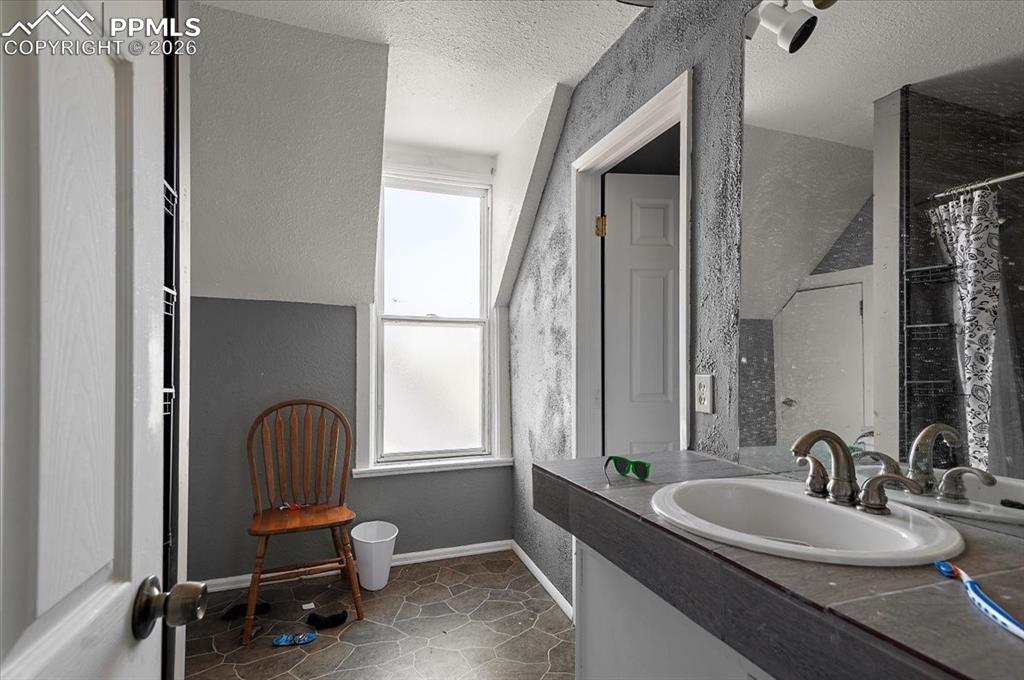 Image 17 of 21: Bathroom