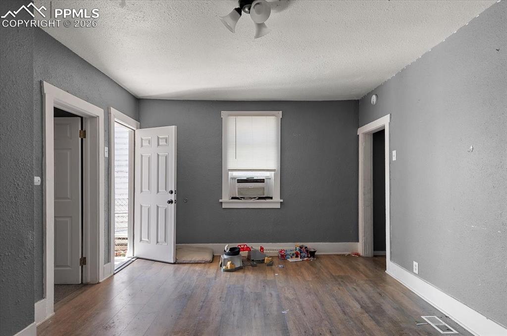 Image 3 of 21: Entry