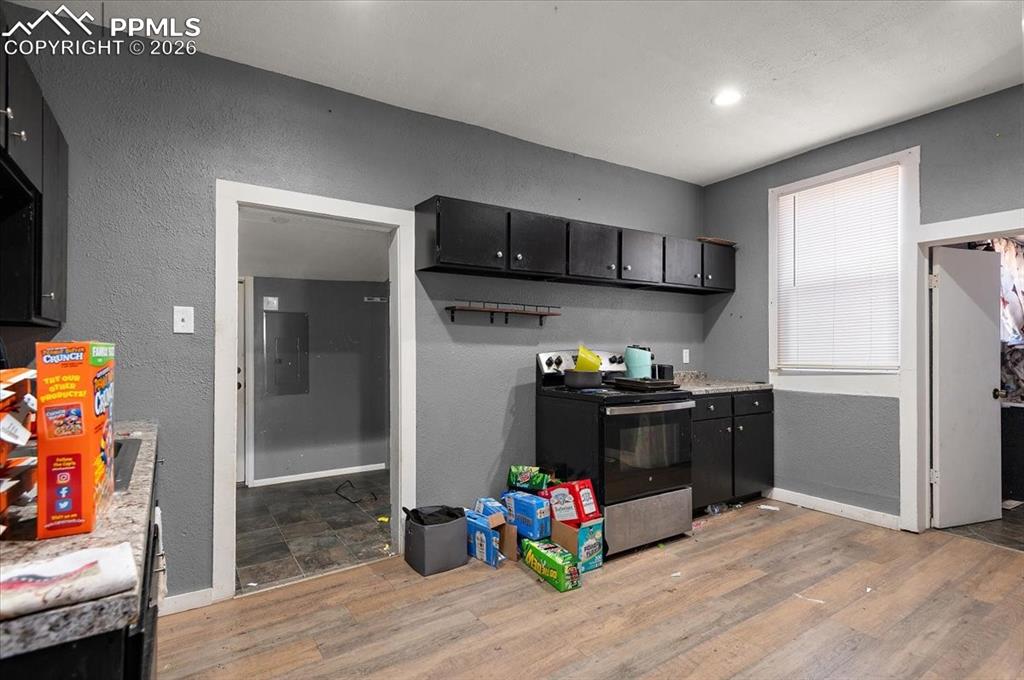 Image 7 of 21: Kitchen