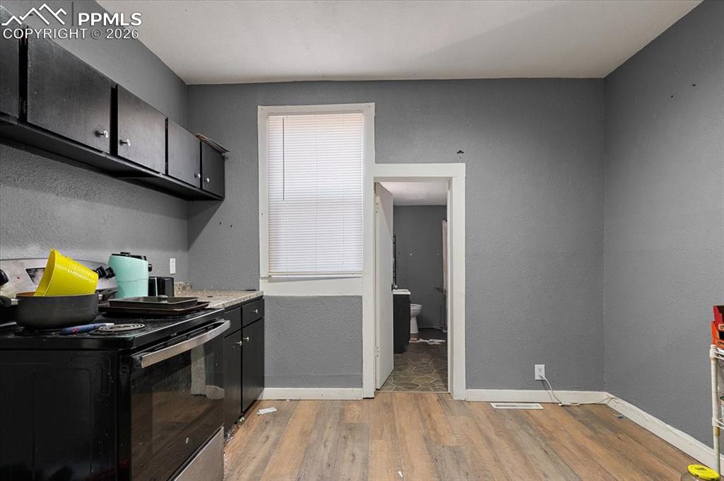 Image 8 of 21: Kitchen