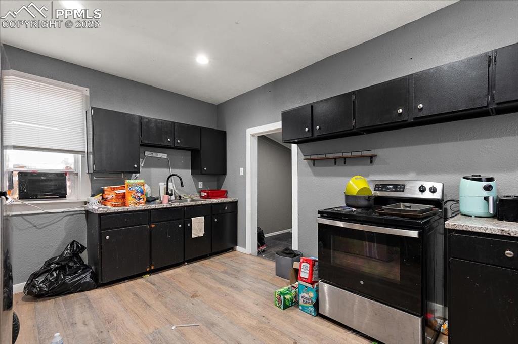 Image 9 of 21: Kitchen