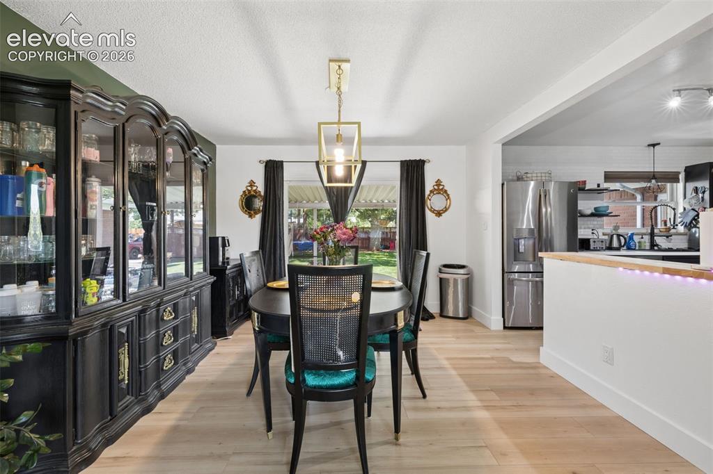 Image 14 of 42: Dining Area