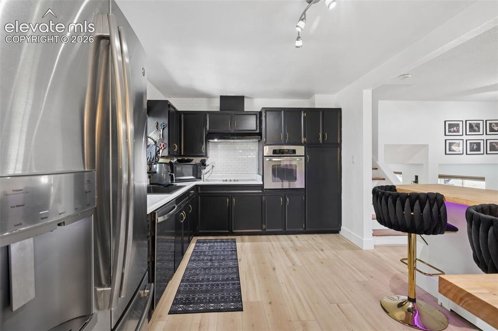 Image 16 of 42: Kitchen