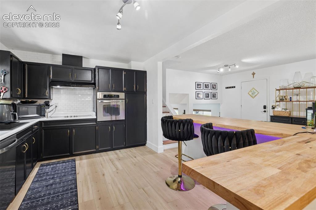 Image 17 of 42: Kitchen