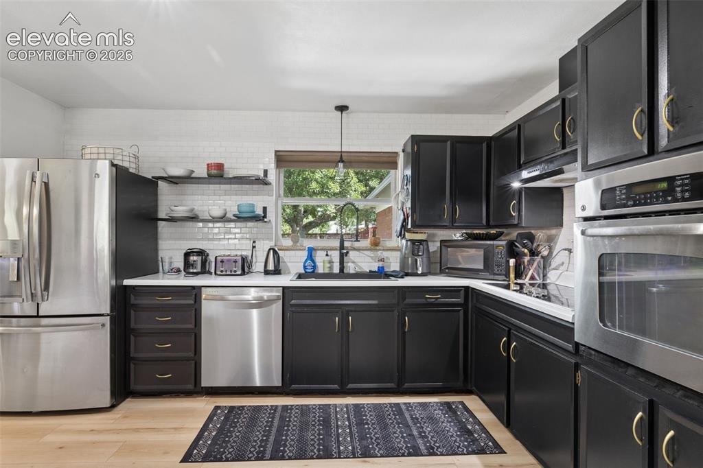 Image 18 of 42: Kitchen
