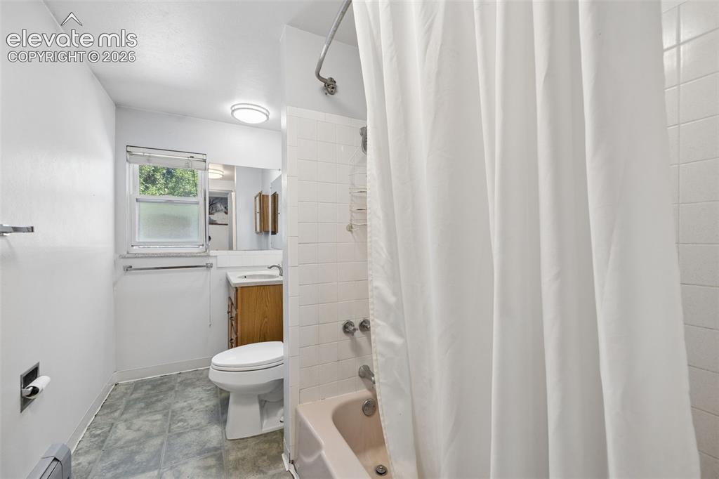 Image 29 of 42: Bathroom