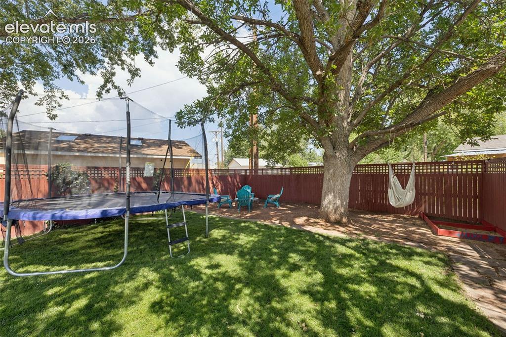 Image 40 of 42: Yard