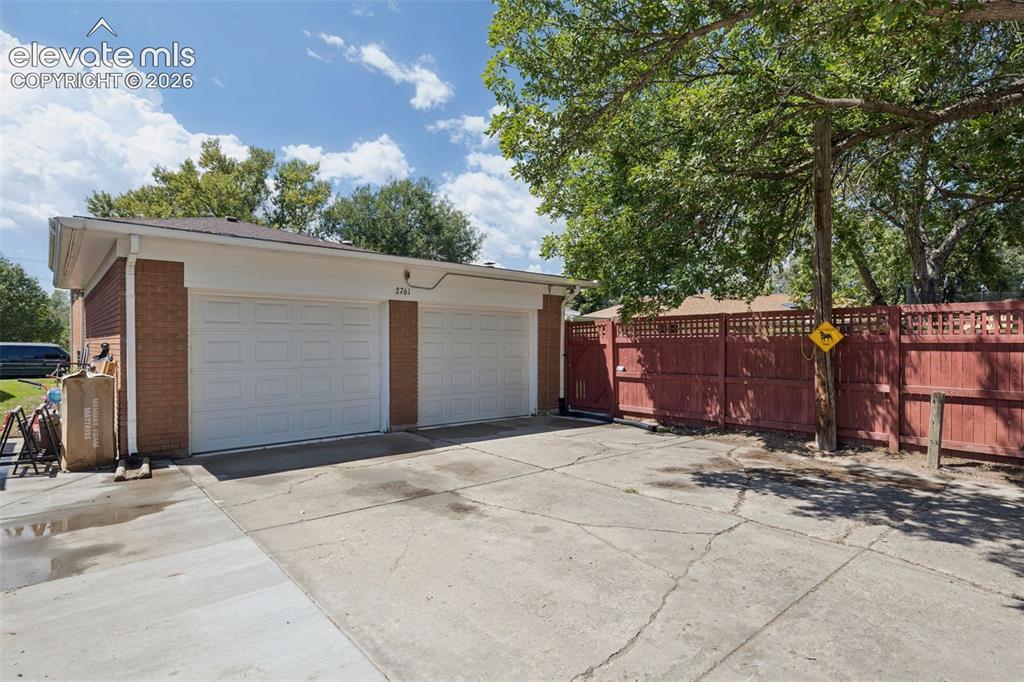 Image 42 of 42: Garage