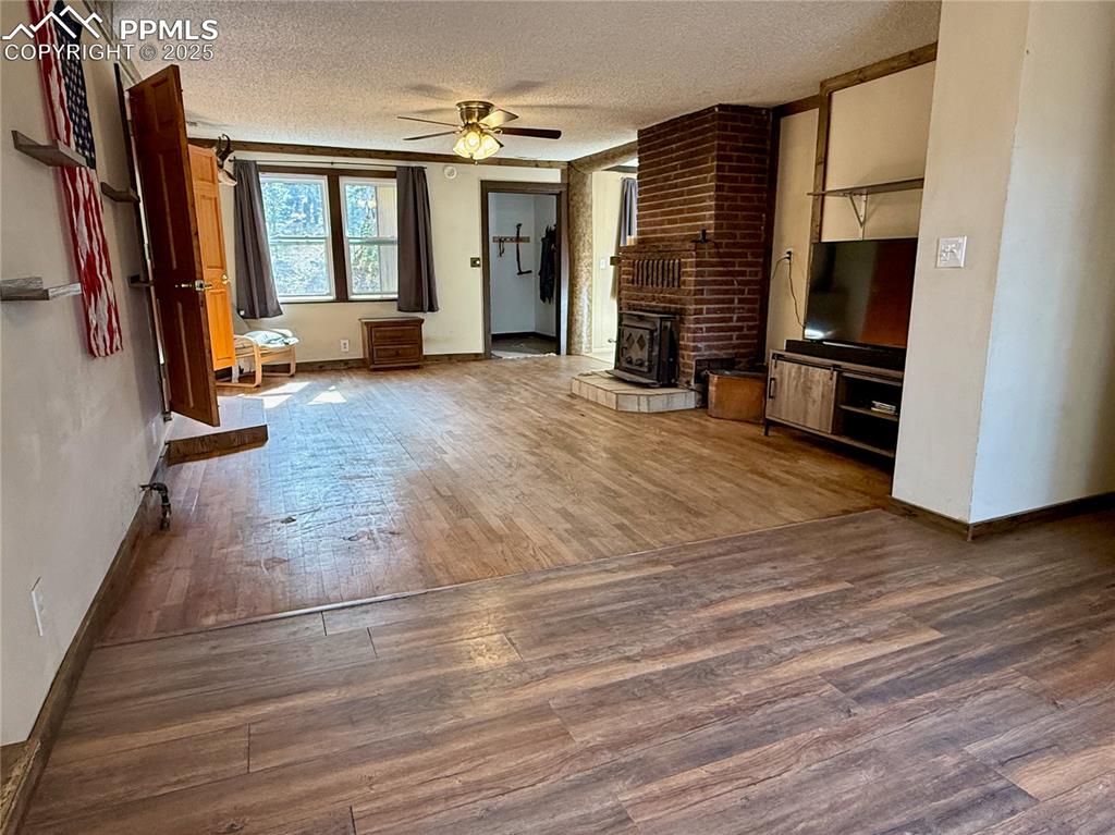 Image 10 of 14: Living Room