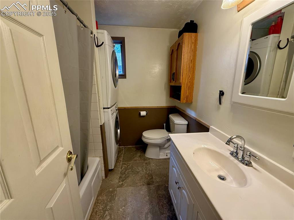 Image 11 of 14: Bathroom