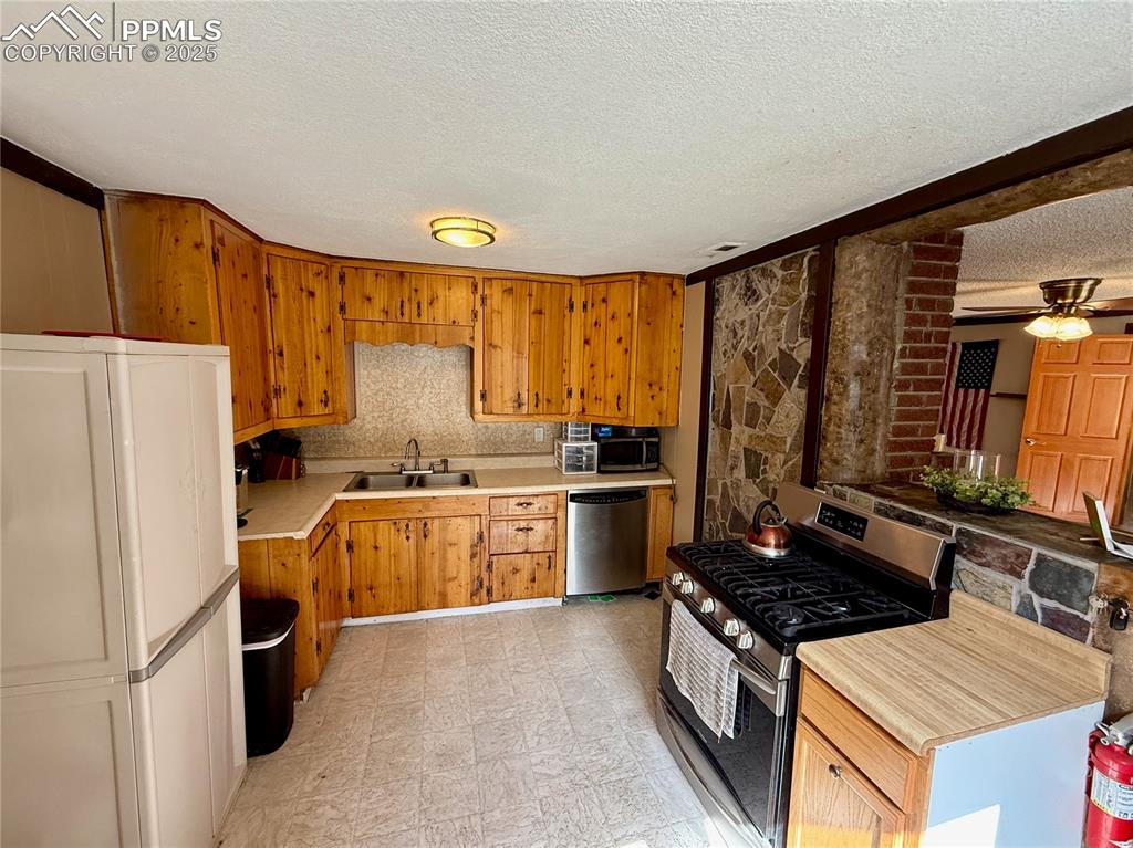 Image 3 of 14: Kitchen