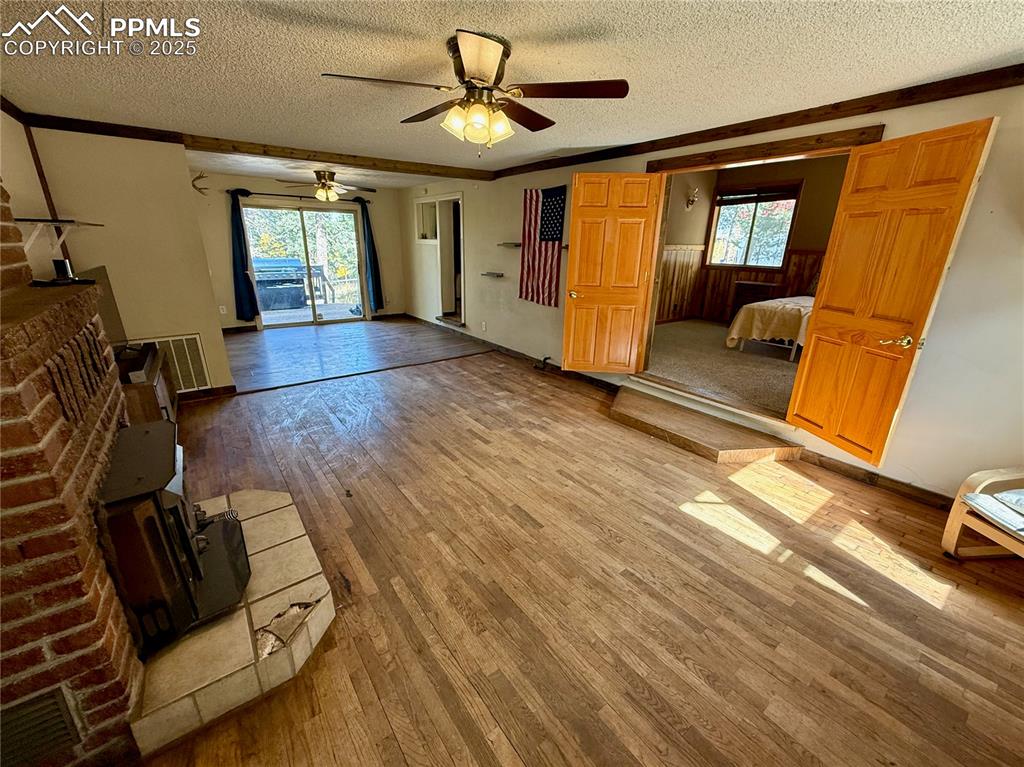 Image 5 of 14: Living Room