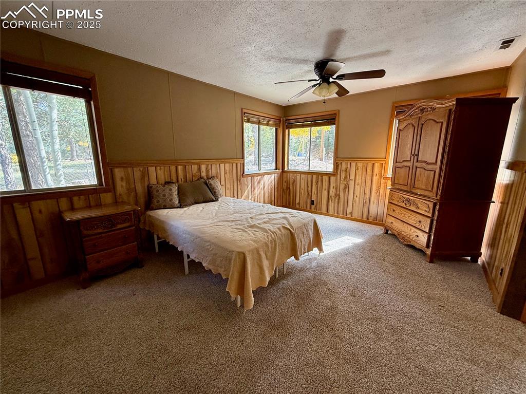 Image 7 of 14: Bedroom