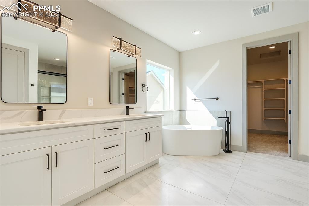 Image 19 of 46: Bathroom