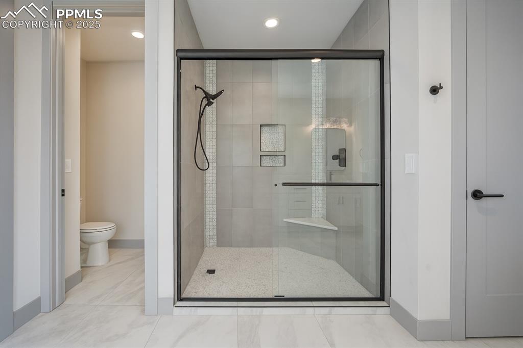 Image 21 of 46: Bathroom