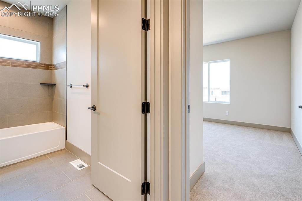 Image 24 of 46: Bathroom