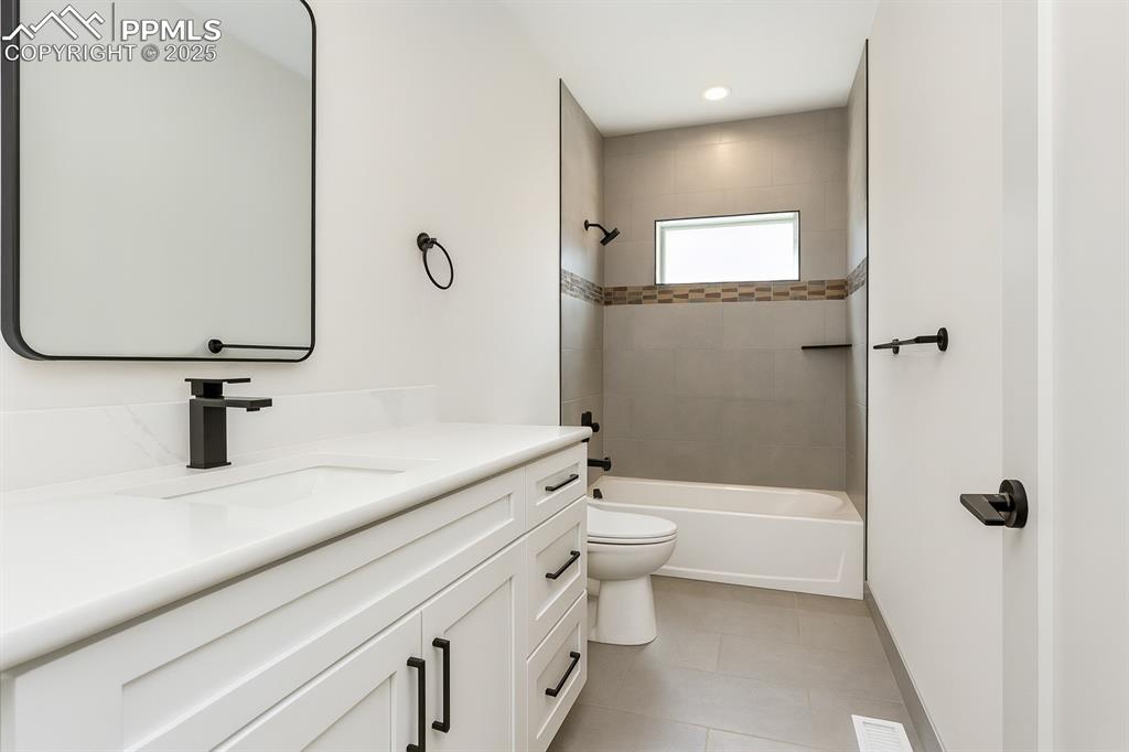 Image 25 of 46: Bathroom