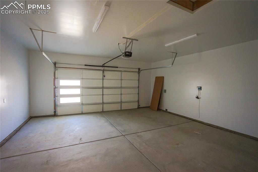 Image 34 of 46: Garage