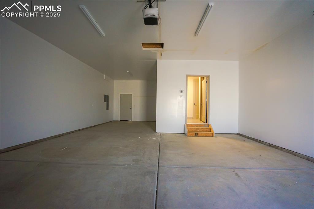 Image 35 of 46: Garage