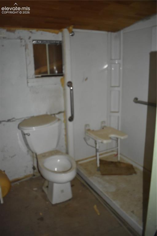 Image 21 of 26: Bathroom