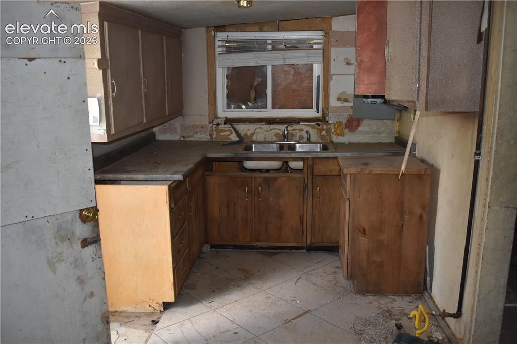 Image 25 of 26: Kitchen