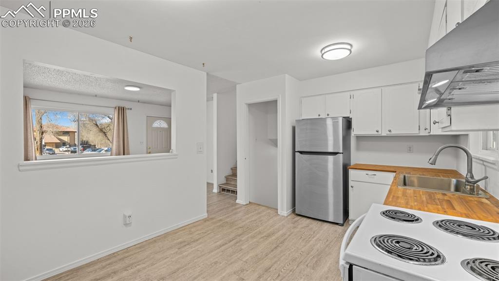 Image 10 of 29: Kitchen