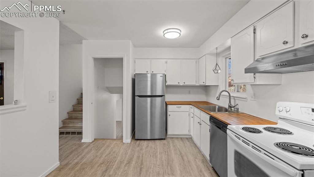 Image 11 of 29: Kitchen