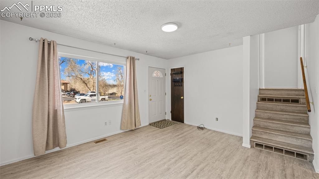 Image 7 of 29: Entry