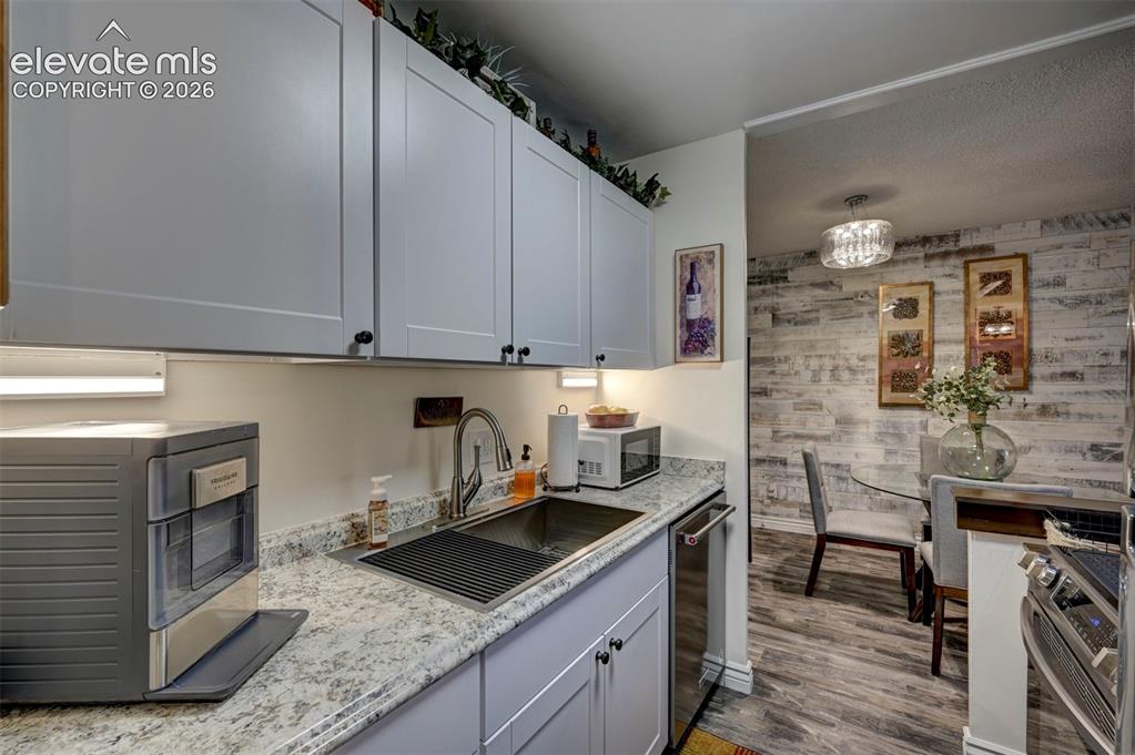 Image 7 of 33: Kitchen/Dining Area