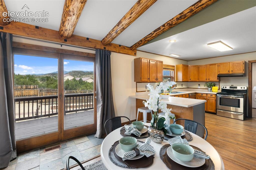 Image 17 of 49: Dining Area