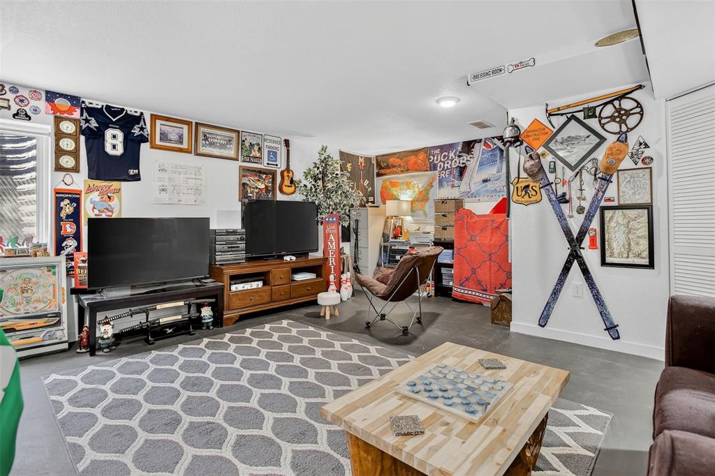 Image 33 of 42: Living Room