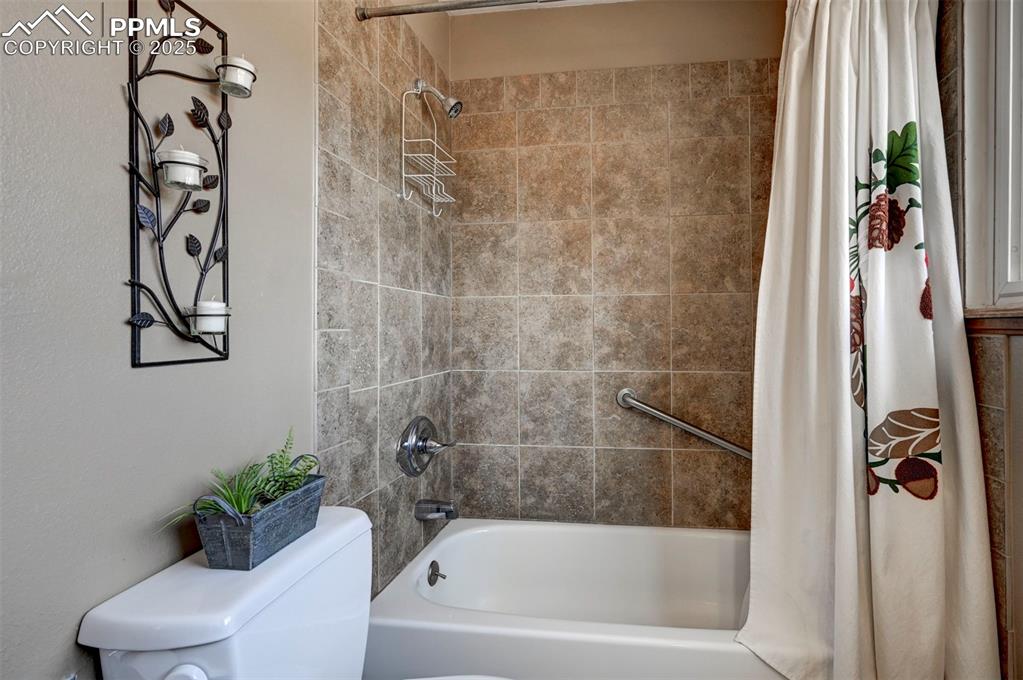 Image 19 of 43: Main Level Full Bath Ensuite