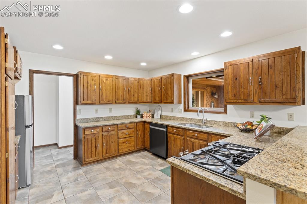 Image 19 of 42: Kitchen