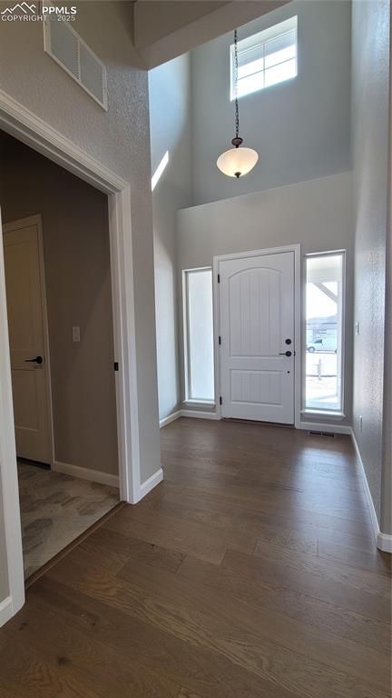 Image 3 of 23: Inviting Entryway! 