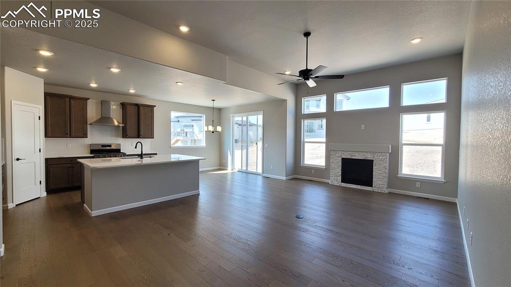 Image 4 of 23: Luxurious Main Level Living! 