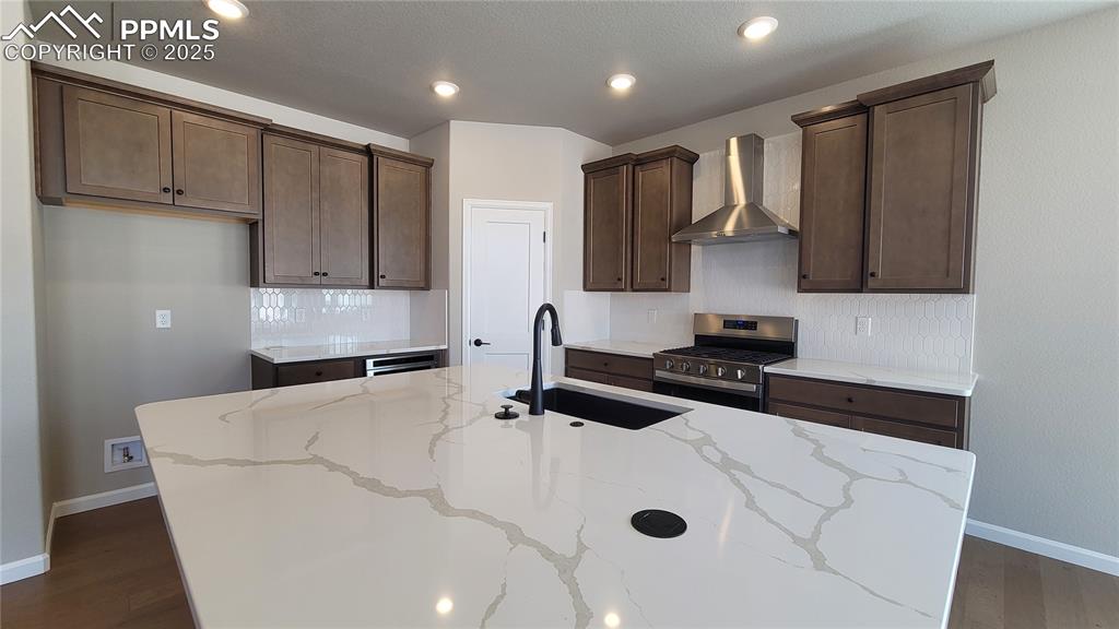 Image 7 of 23: Kitchen