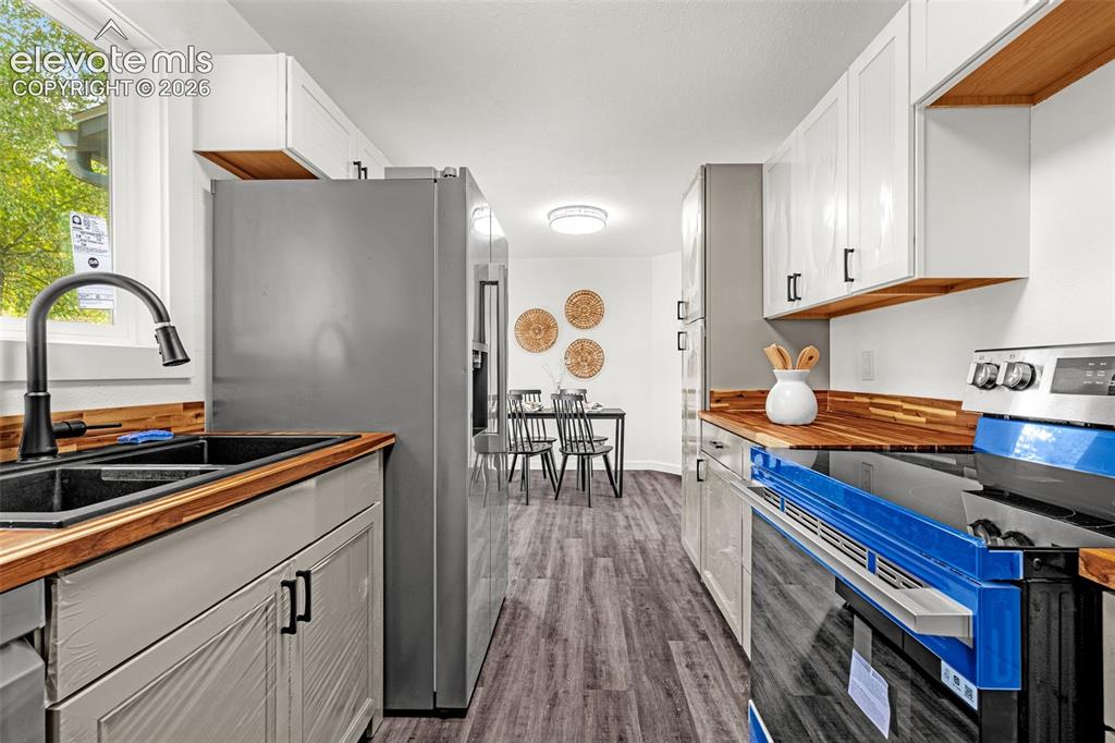 Image 10 of 43: Kitchen