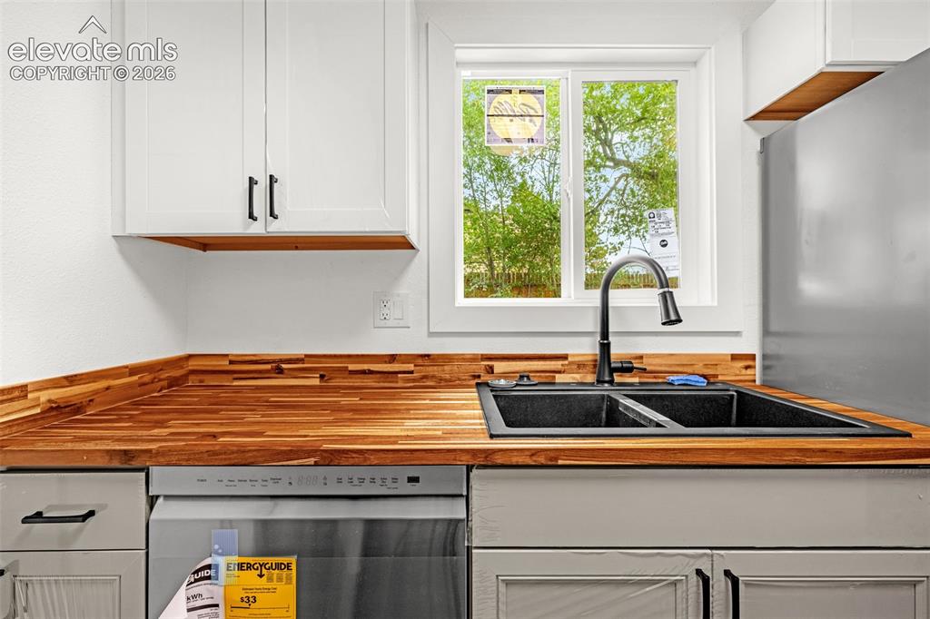 Image 13 of 43: Kitchen