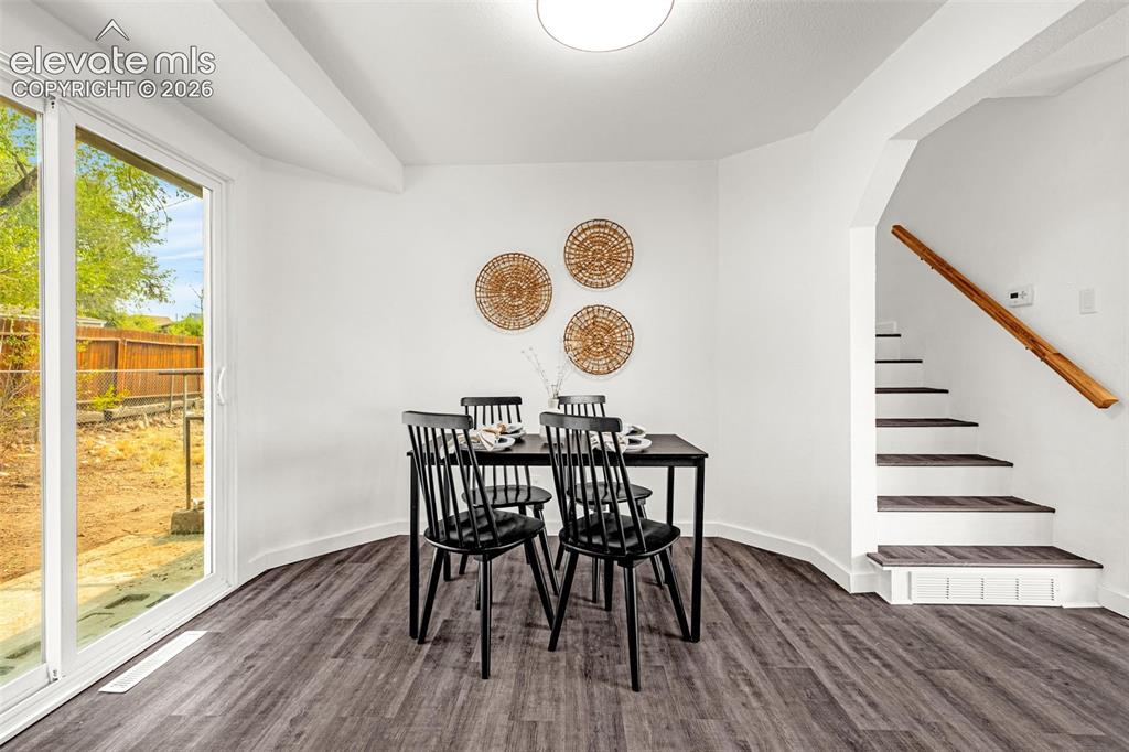 Image 14 of 43: Dining Area