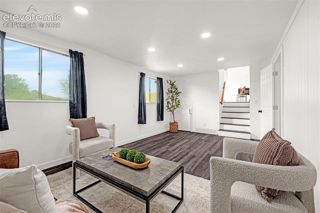 Image 18 of 43: Living Room