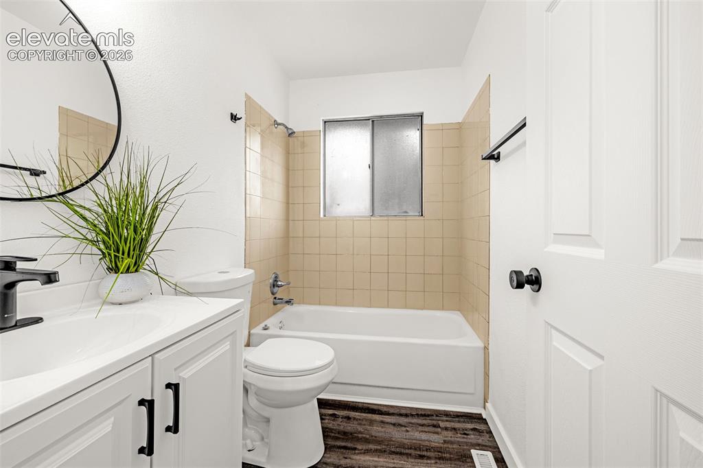 Image 22 of 43: Bathroom