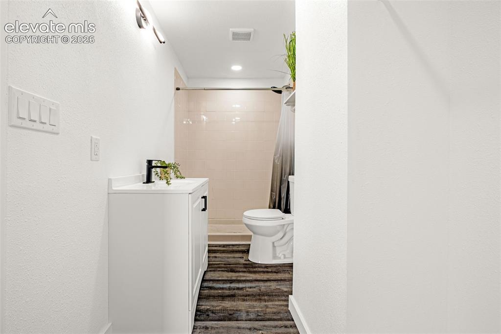 Image 31 of 43: Bathroom