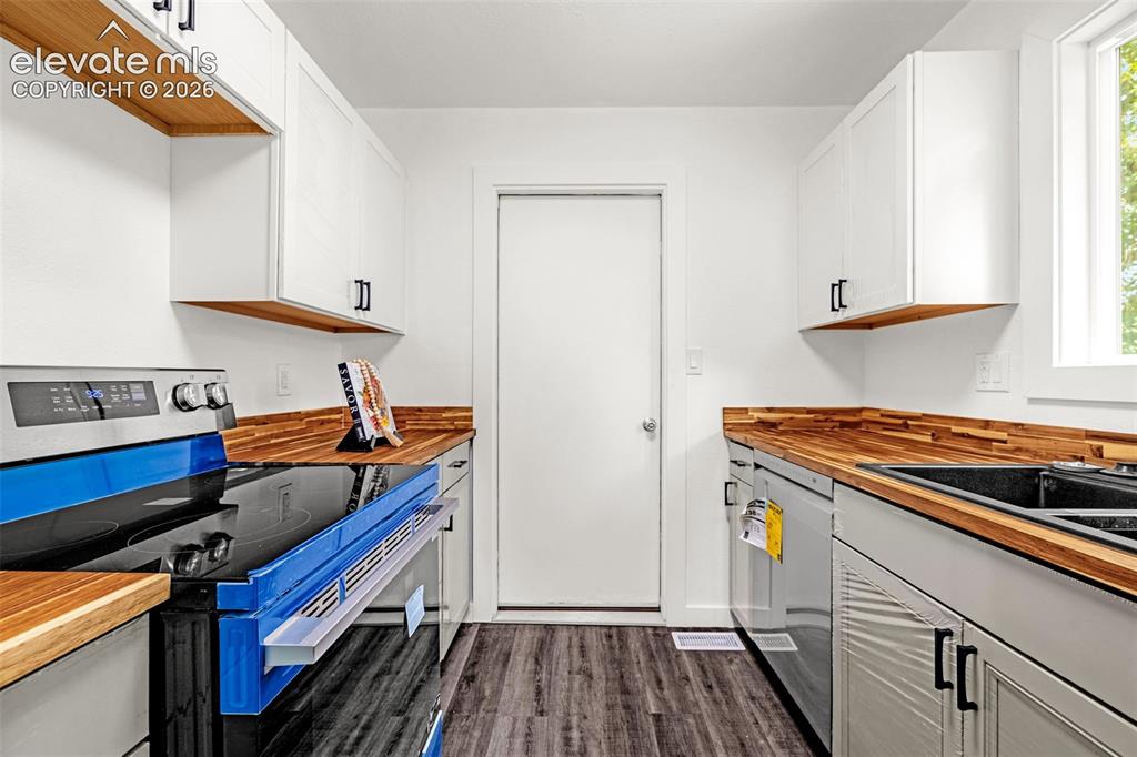 Image 9 of 43: Kitchen