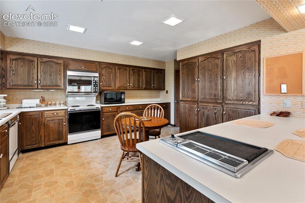 Image 15 of 43: Kitchen