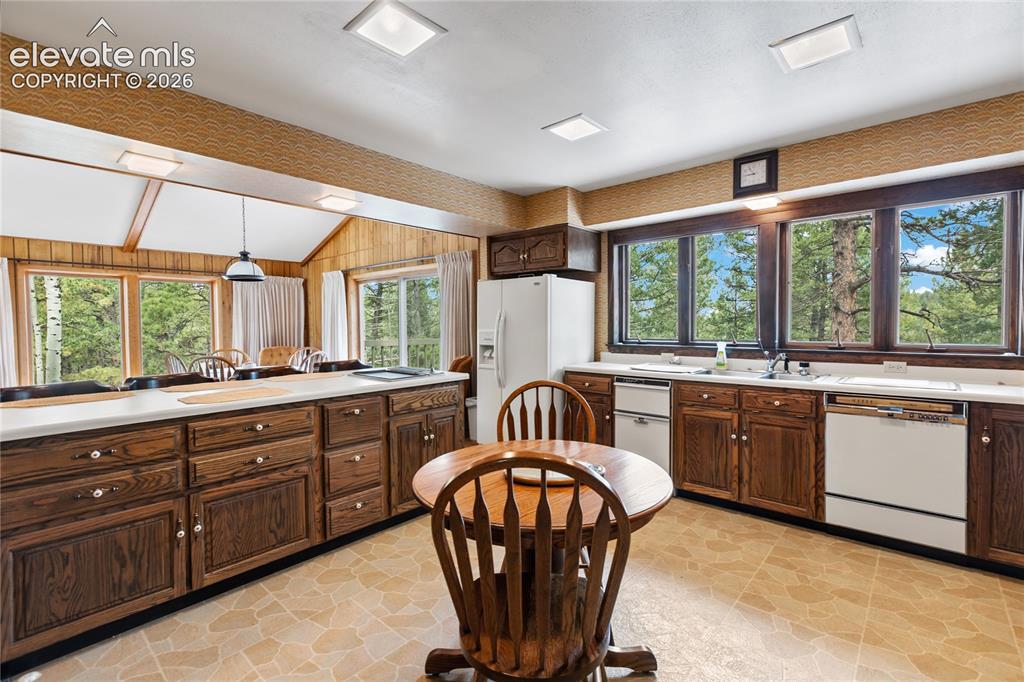 Image 16 of 43: Kitchen